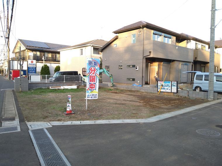 現況外観写真 最終1区画は、開放感ある南西角地です。交通量の少ない道路ですので、住環境も良く、陽当り・風通り共に良好です。敷地面積40坪以上で広さもあり2台駐車プランも可能です!
