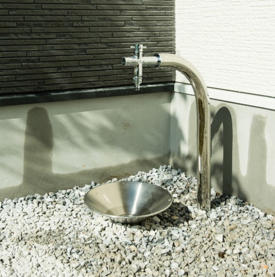現況外観写真 【住まいを彩るアイテム:外水栓】 洗車や植栽の水やりなどに活躍する外水栓。(※同仕様施工例)