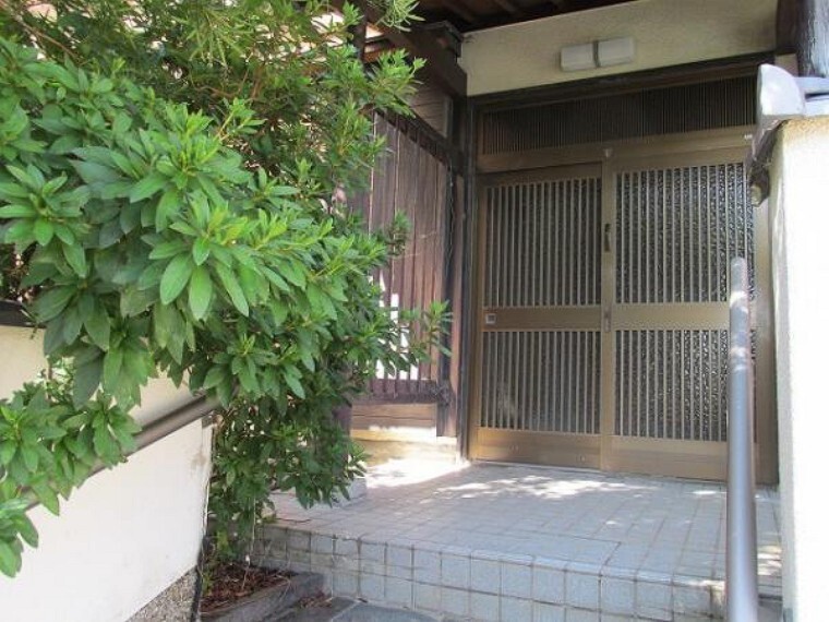 玄関 玄関には門扉があり、プライバシーも守られますね!