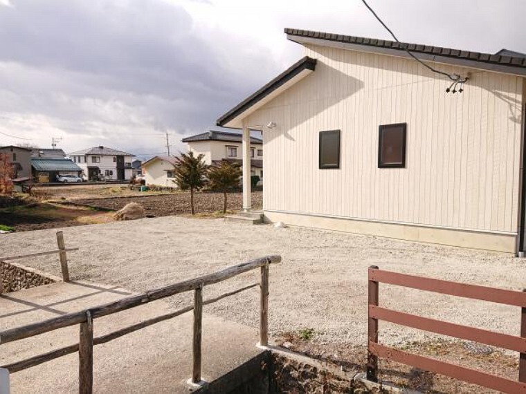 駐車場 【リフォーム済/駐車場】庭木・庭石を撤去し普通車2台分の駐車スペースを確保しています。水はけのよい砕石を敷きこんでいます。