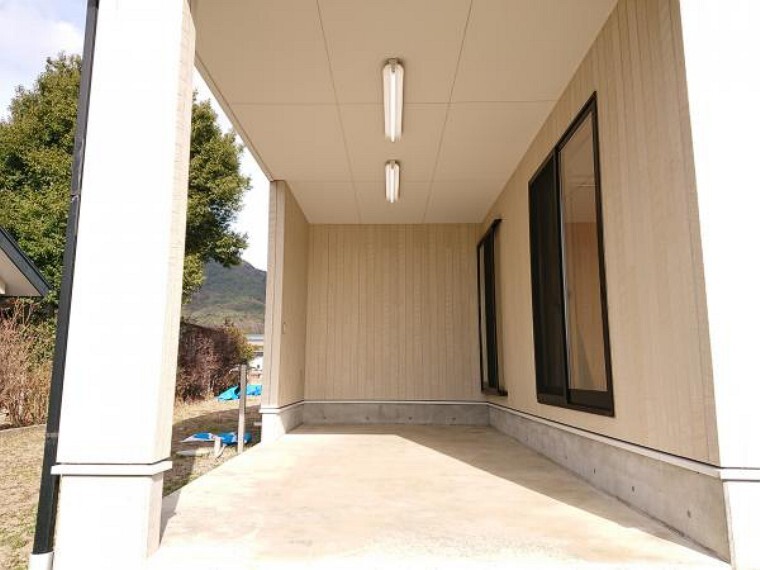 【リフォーム済/土間】屋根付きの土間スペースがあるので作業場などでお使いいただけます。またこちらには1部屋増築することも可能です。