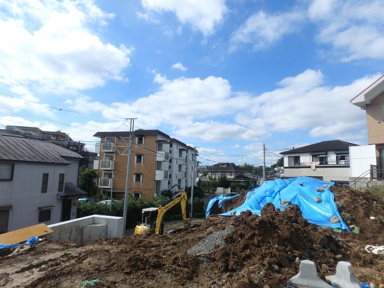 現況写真 閑静な住宅街の陽当りに恵まれた土地。たくさんの想いが美しいカタチに彩られた時、そこにはひと時のくつろぎが生まれ、ゆっくりと愛着が育まれていきます。
