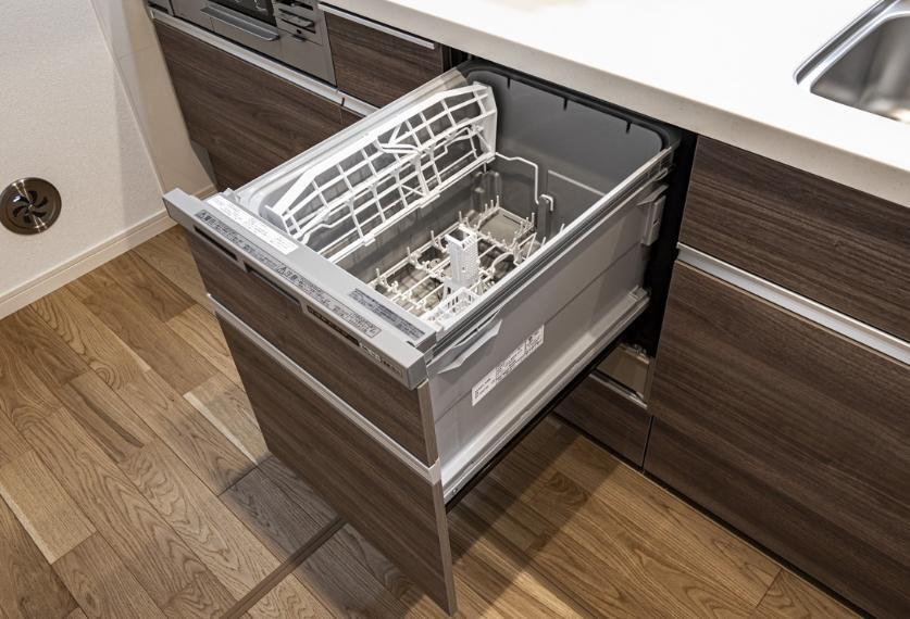 フルオープンタイプの食器洗浄乾燥機。節水タイプなので経済的。運転音が気にならない低騒音設計です。