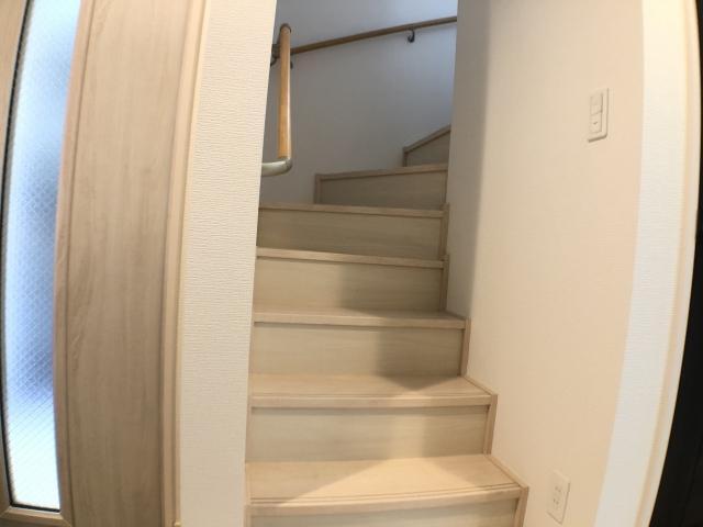 手すり付き階段で2階へ