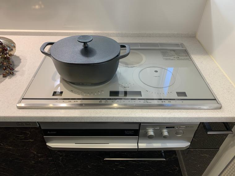 何種類ものお料理を同時に調理可能。お掃除もしやすいIHクッキングヒーター。