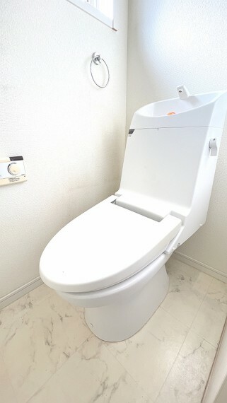 トイレ トイレは温水洗浄機能付き。