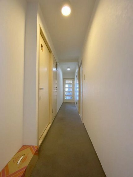 リビングまでの廊下は各部屋へのアクセス良好です。
