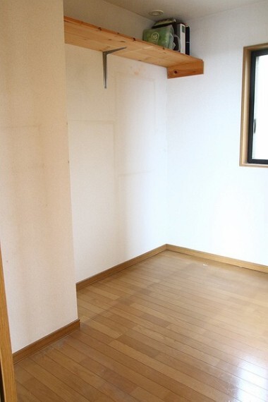 納戸の内側は日中の明るさを取り込み、換気にも役立つ窓つき。 普段使わないものや大きなものまで収められるので便利です。