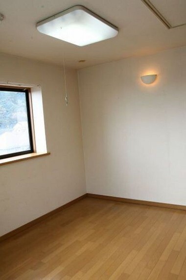 洋室 各居室は二方向に採光がされるよう窓を配置しております。 明るく過ごせる毎日が心地よく。