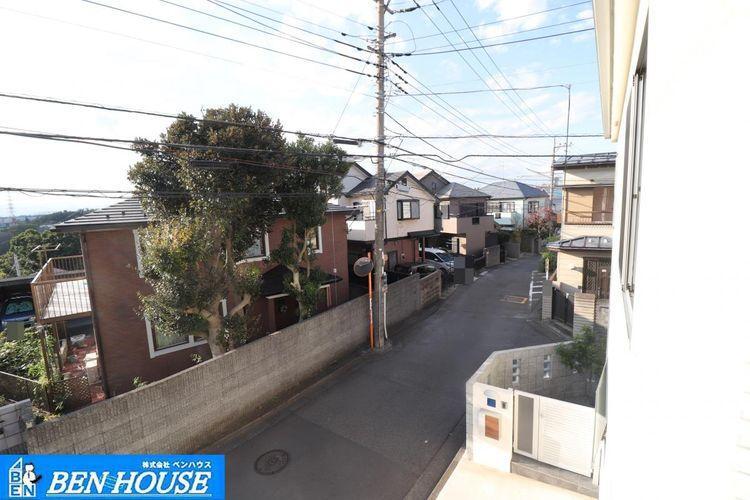 現況写真 前面道路含む現地の様子 ・相模鉄道本線「西谷」駅へ徒歩13分 ・北西角地に位置する、駐車スペース2台分ある広々、開放感のある立地 ・生活環境良好な住宅地です ・住宅ローンのご相談も賜ります