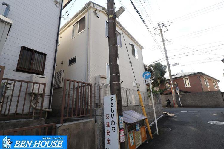 現況写真 前面道路含む現地の様子 ・生活環境良好な地域です ・角地に位置しており、開放感ございます ・空家のため、いつでも内覧可能です。 ・充実の仕様・設備はキレイにお使いですので、そのまま使用できます