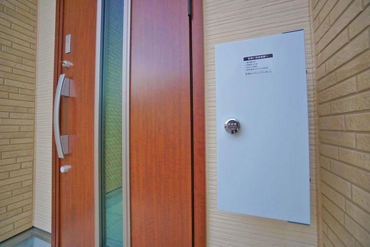 不在時に荷物を受け取ることができる宅配ボックス。配達時間を気にせず、再配達を依頼する手間も不要です。