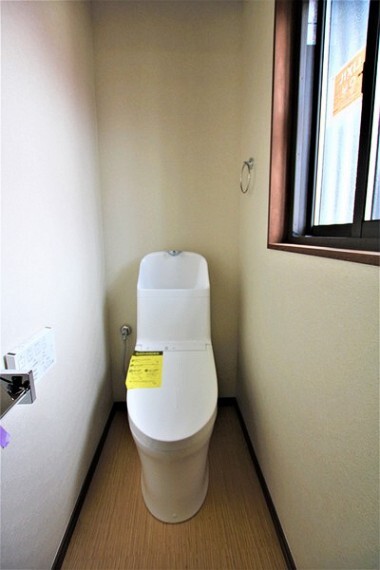 トイレ トイレは明るい空間で清潔感があります。