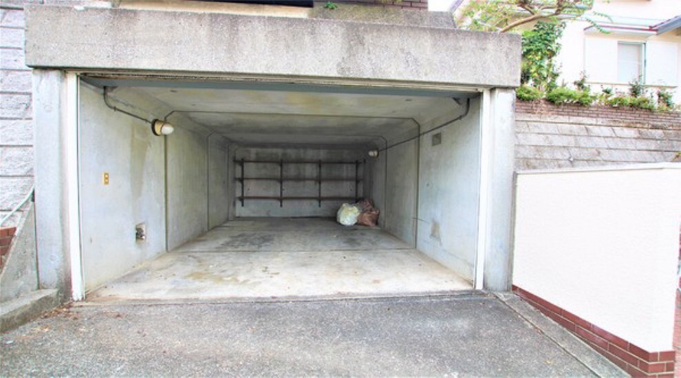 駐車場 雨の日も安心なビルトイン車庫。