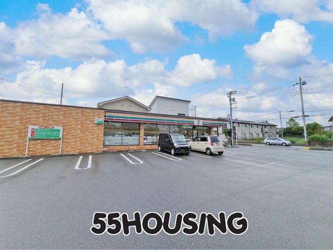 コンビニ セブンイレブン伊奈内宿店 徒歩8分。