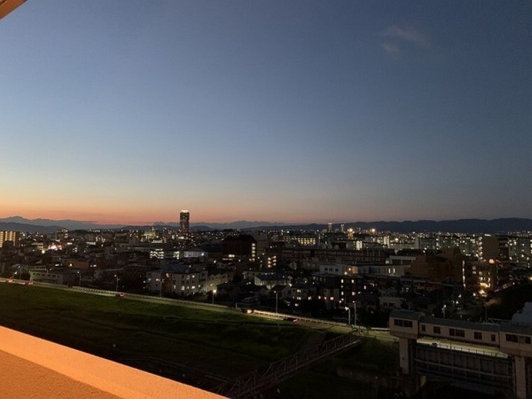 眺望 バルコニーからの眺望です。最上階・南向き!夕暮れ時には素敵なロケーションが広がります。
