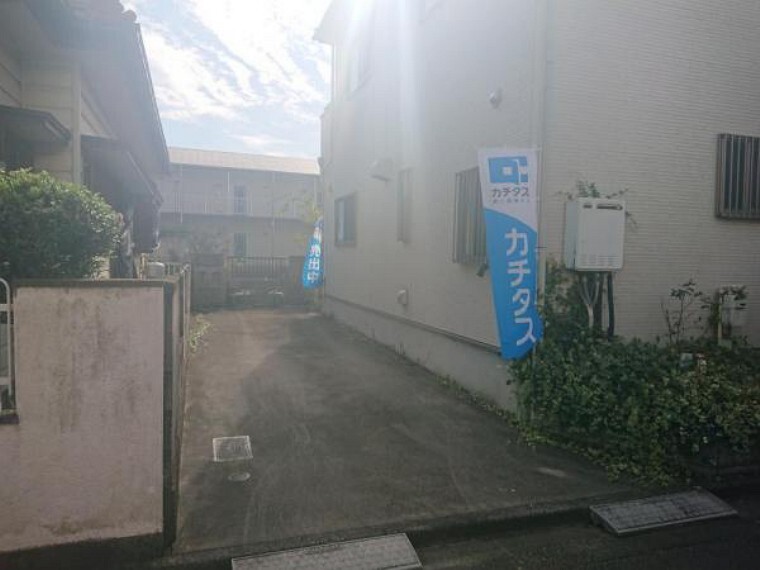 外観写真 【リフォーム前】駐車は縦列駐車で2台停められます。