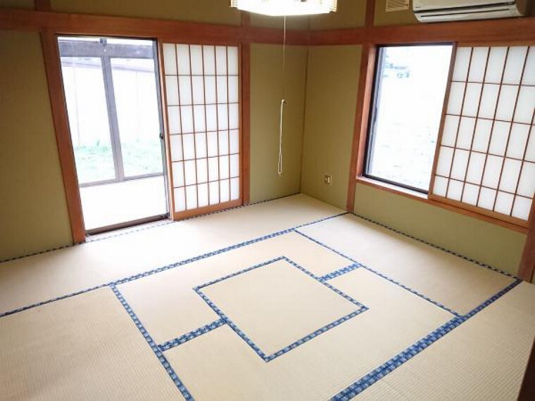 和室 【リフォーム中】約9帖の和室は畳の表替え、クロスの張替をします。南側の庭との間にウッドデッキを造作するため、サンダルを置いておけば、和室から裸足のまま外に出て、庭のお手入れができますね。