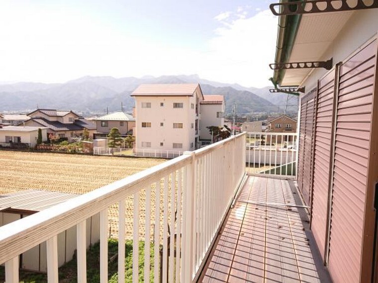 バルコニー 【リフォーム中】アルプスがご覧いただける南向きのベランダです。日中はずっと日が当たっているので、干していたお布団もすぐに暖かくなりそうですね。竿受けもあるので、洗濯物も干せますよ。