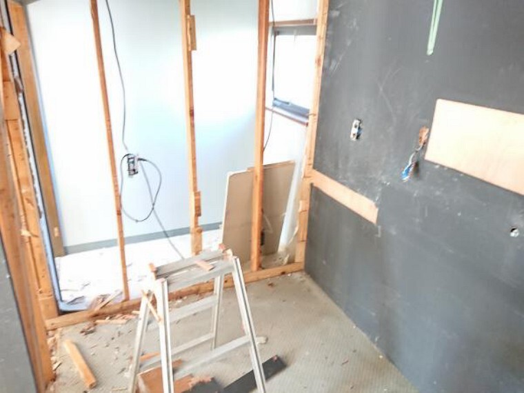 収納 【リフォーム中】ダイニングの横にある納戸です。既存の棚は撤去し、建具や壁の新設をし、使いやすいようリフォームします。アースも設けますので、電子レンジなどの家電もこちらのスペースでご使用いただけます。