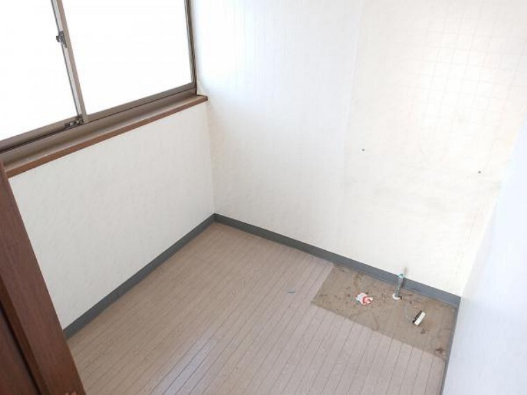 【リフォーム中】現状洗面所ですが、在宅勤務などが増えてきたため、書斎に変更します。カウンターテーブルやTVジャックなどを新設するので、ワークスペースとしても、趣味部屋としてもお使いいただけます。
