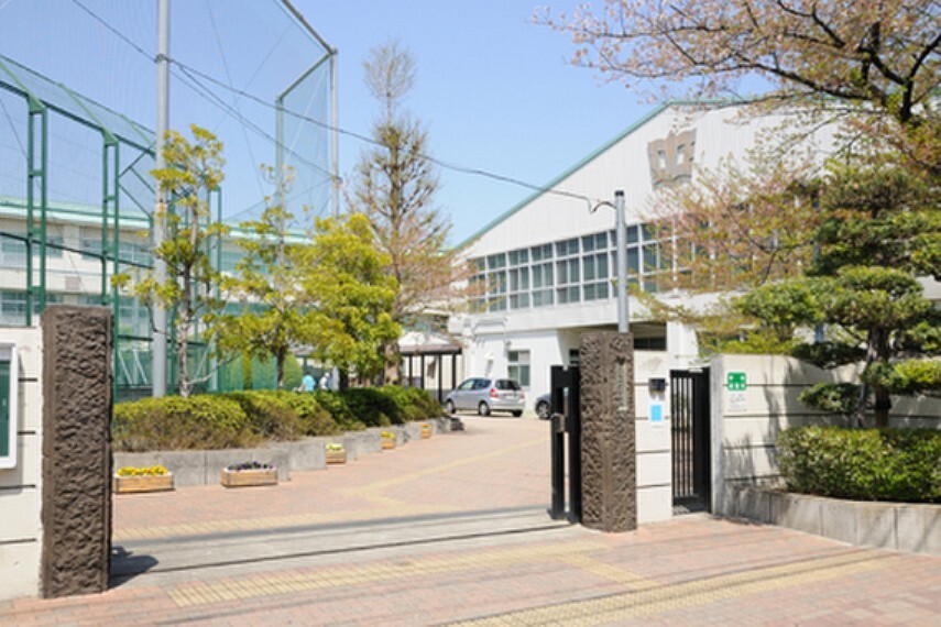 中学校 通学路は穏やかな住宅街の中の道なので、お子さんの通学も安心。