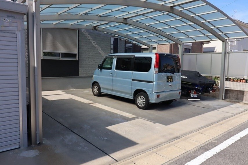 駐車場 3台駐車可能(車種による) カーポート付き 前道が6mと広く、車の出し入れもスムーズです!