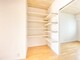 収納 落ち着いた雰囲気の部屋にはぴったりな、白を基調とした収納。お洋服やその他、収納も楽々便利。
