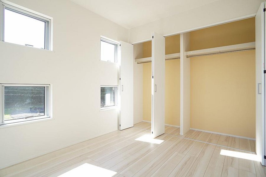 洋室 ~bedroom~ たっぷりの収納スペースで快適に暮らせそう 11/10撮影