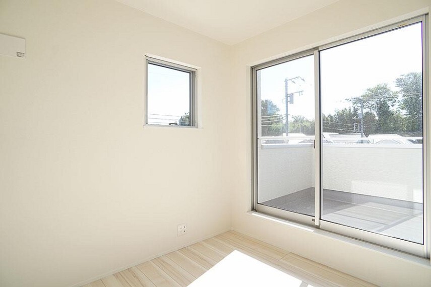 洋室 ~bedroom~ 広いバルコニーからたっぷりの光をうけたお布団やシーツから太陽のにおいが感じられます 11/10撮影