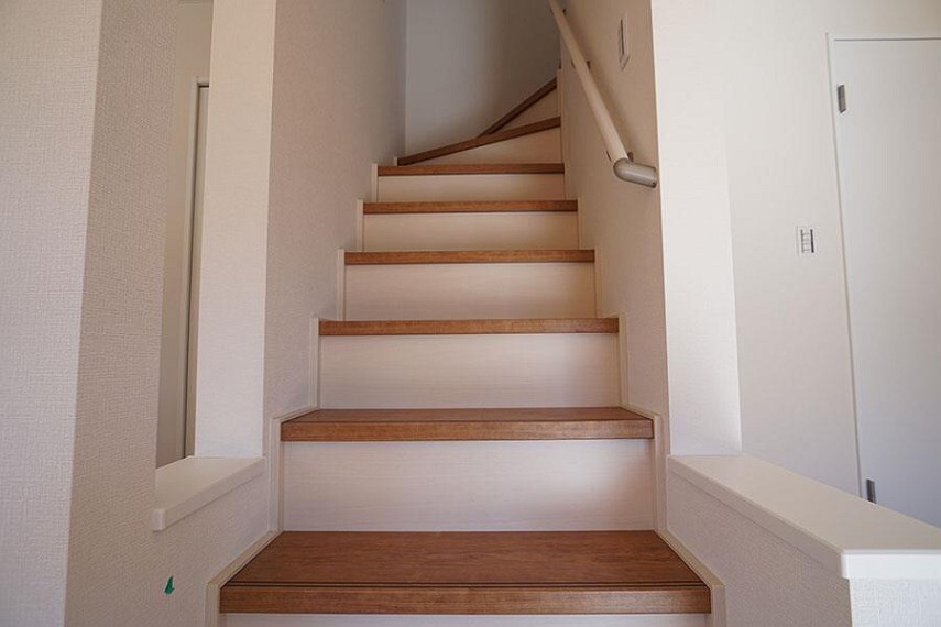 ~staircase~ 小さなお子様からご高齢の方まで幅広い年代に優しい手すり付階段です。 11/10撮影