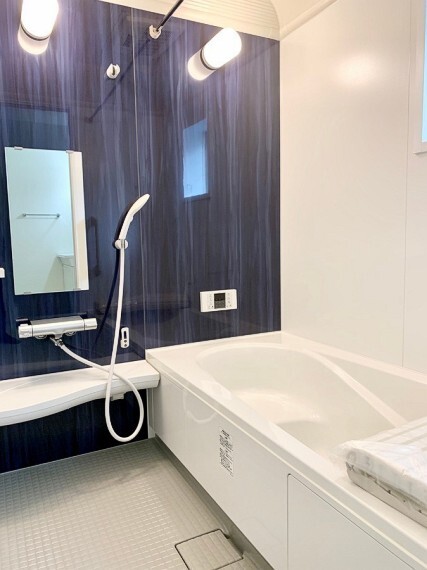 浴室 【Bathroom】 ゆったり入れる一坪サイズのバスルーム。疲れた体を癒してくれる嬉しい広さ。またお子様との入浴でも充分の広さです。