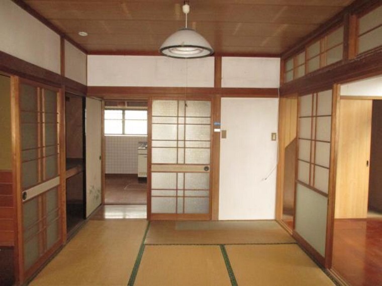 【リフォーム前】6帖和室とDK和つなげ22帖のLDKへ変更します。広々快適な空間になります。