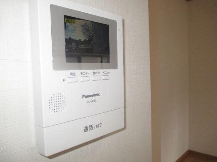 専用部・室内写真 【同仕様写真】ドアホンはカラーモニター付きです。留守中の来客も記録できるので、防犯面でも安心ですね。また、顔をあわせずに対応できますので、お子様のお留守番にも便利です。