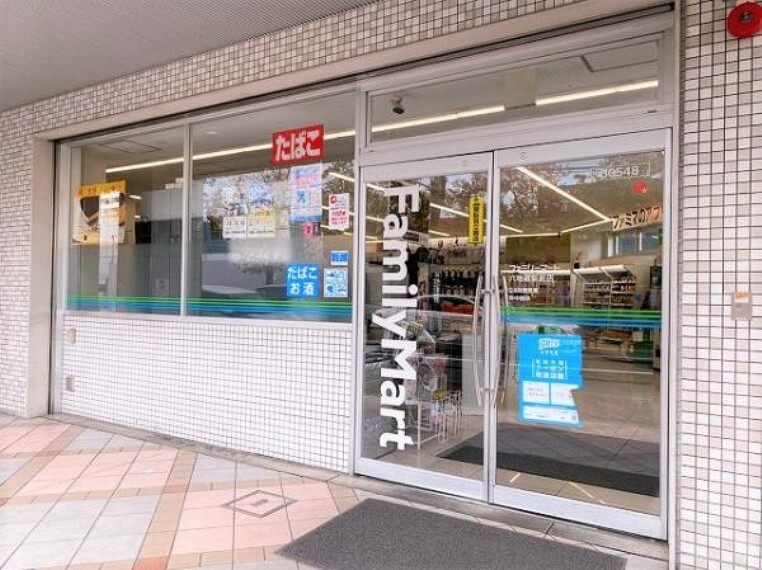 コンビニ ファミリーマート 六地蔵駅前店
