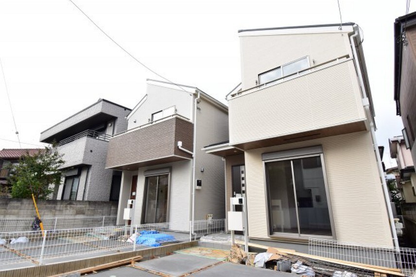 現況外観写真 低層の一戸建てを中心とした街並みが整然と続き、採光や開放性に恵まれ、空が広く緑の多い閑静な環境です。