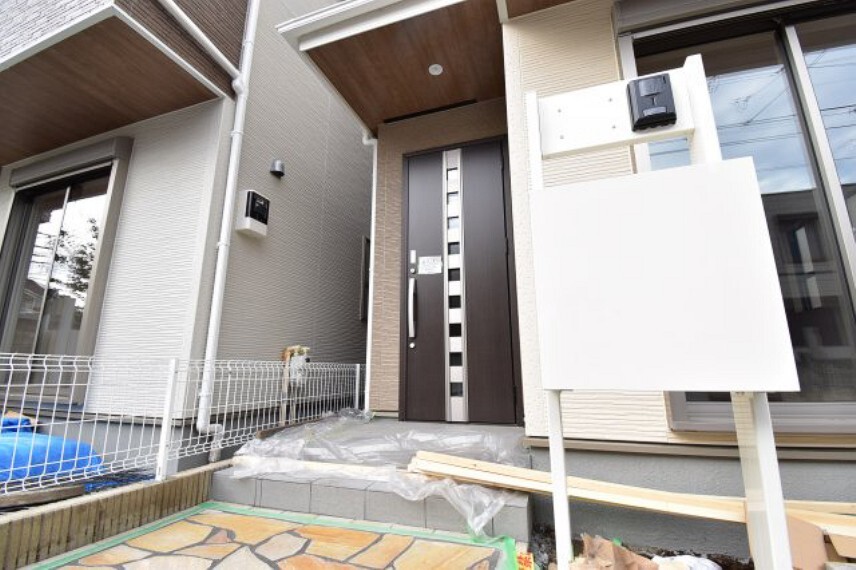 玄関 一番最初に目に付く場所だからこだわりたい、木目調の落ち着いた色目は、お部屋の雰囲気を表している家の顔