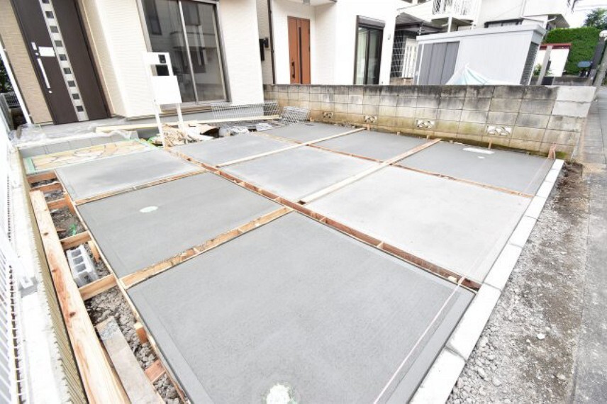 駐車場 車好きのパパも嬉しい車庫付き邸宅です。物件データだけで判断せずに、実際に物件を見学しよう。