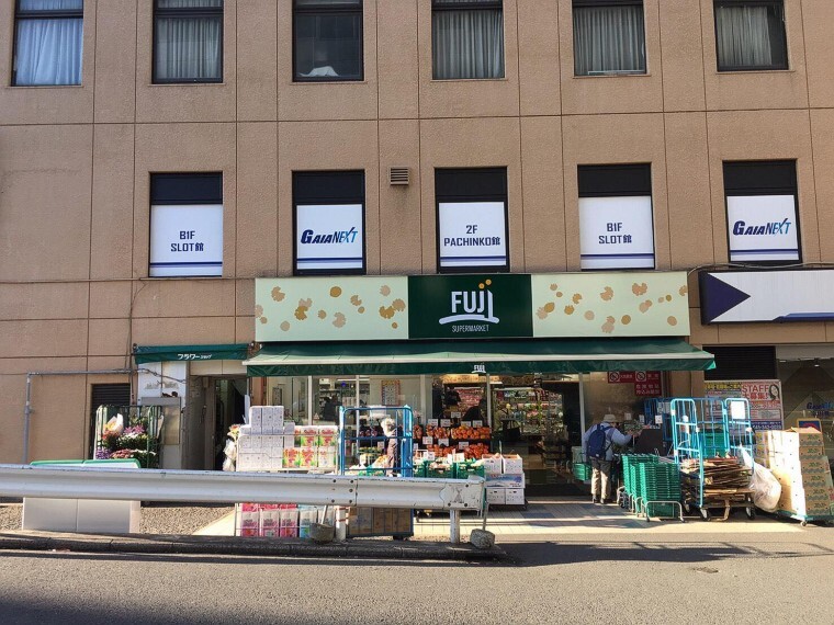 スーパー フジスーパー保土ヶ谷店(営業時間10時-25時 JR保土ヶ谷駅西口にあり、毎日の食卓を豊かに、豊富な品揃えの食品でこじんまりしているけれど、店内はパワフル!駅前で深夜まで営業しているため、遅くなった日にも助かります。)