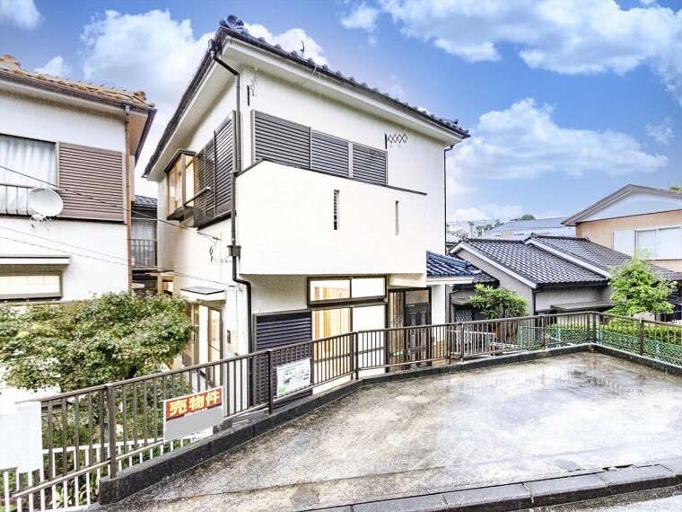 外観写真 爽やかな青空の下に贅沢なほどに降り注ぐ陽光、豊かな居住性と、クオリティが見事に調和した住空間。