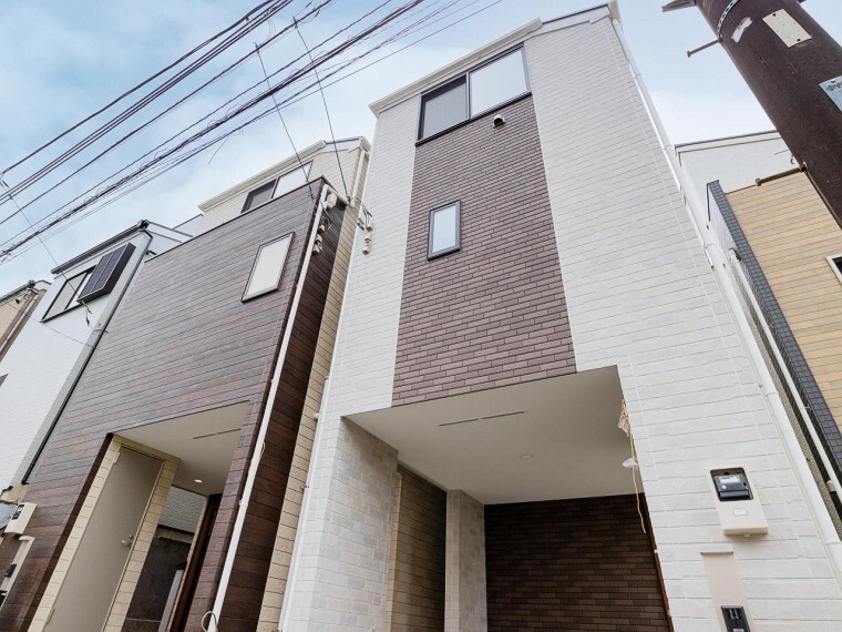 現況外観写真 爽やかな青空の下に贅沢なほどに降り注ぐ陽光、豊かな居住性と、クオリティが見事に調和した住空間。