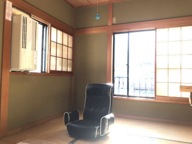 2階6畳のおくつろげる和室 光も風もたっぷり入ります