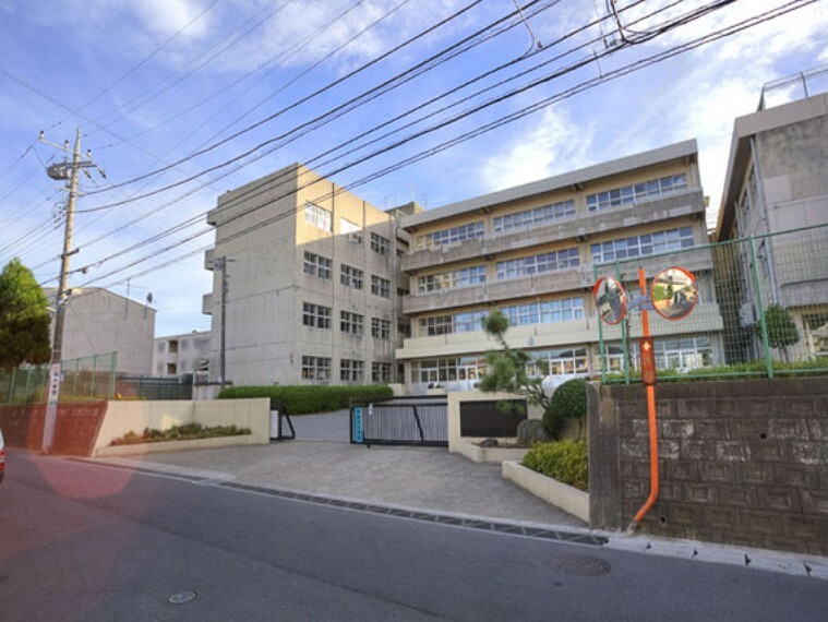 中学校 体育祭や合唱祭など 生徒たちが全力で取り組み とても感動します 入学式で聞いた在校生の校歌は素晴らしく 先生方のご指導が行き届いており 学校を訪問した際は在校生が率先して挨拶をしてくれます