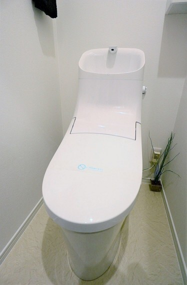 トイレ 便利なウォシュレット付きのトイレです(同仕様のトイレ画像)