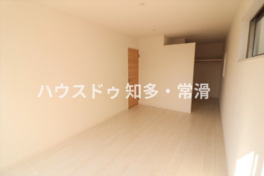 洋室 7.5帖洋室 ウオークインクローゼット付 バルコニーに直結しているので、天気の良い日にはお布団も気持よく干せます。 主寝室にいかがでしょうか。