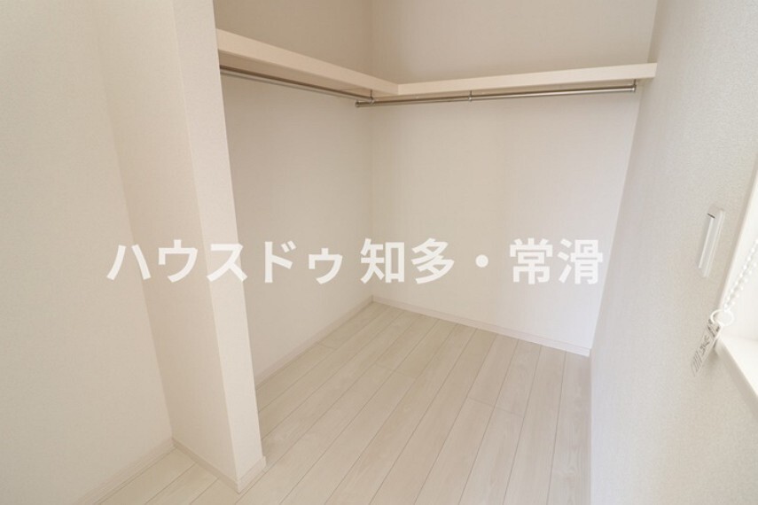 収納 2階洋室のウォークインクローゼットは扉のないセミオープンタイプ。 湿気のこもりにくい仕様です。