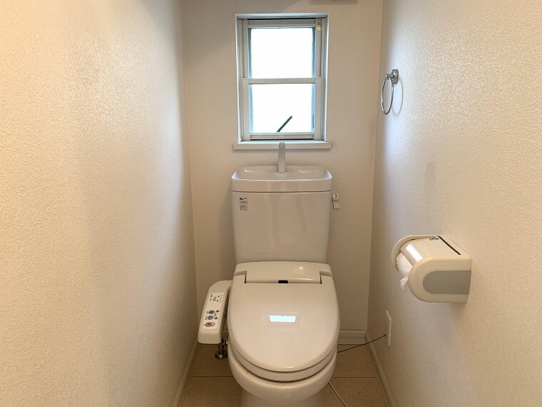 トイレ いつも綺麗に清潔に!ウォッシュレット付きトイレです。もちろん窓も付いてるので空気の入れ替えも楽にできます。