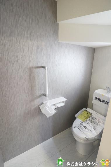 トイレ 1階トイレです。壁には手すりが付いており、足腰が悪い方やご年配の方にも利用しやすく嬉しいですね(2021年3月撮影)