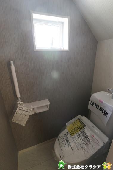 トイレ 1階トイレです。壁には手すりが付いており、足腰が悪い方やご年配の方にも利用しやすく嬉しいですね(2021年3月撮影)