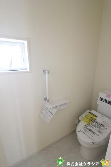 トイレ 2階トイレです。快適な温水清浄便座付。いつも使うトイレだからこそ、こだわりたいポイントです(2021年3月撮影)